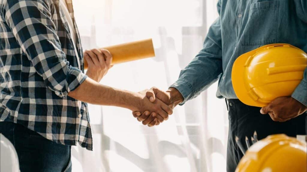 Poignée de main et plan d'affaires - Finplex Construction