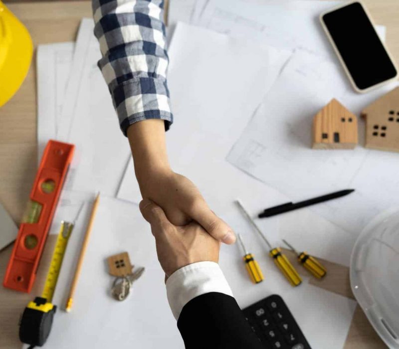 Poignée de main et plan d'affaires - Finplex Construction